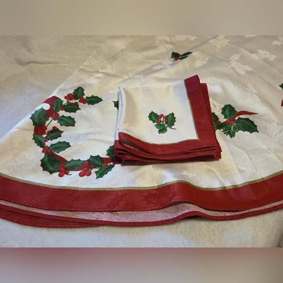 Holiday Round Table Cloth And Napkin Set - Picture 2 of 6